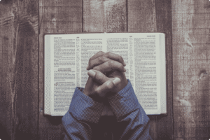 Estudo Bíblico sobre Oração: A Batalha Espiritual Vencida de Joelhos