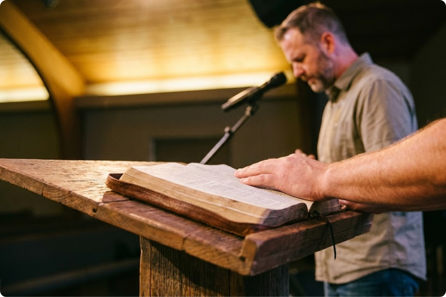 10 Textos Poderosos para Ler antes de iniciar o Culto