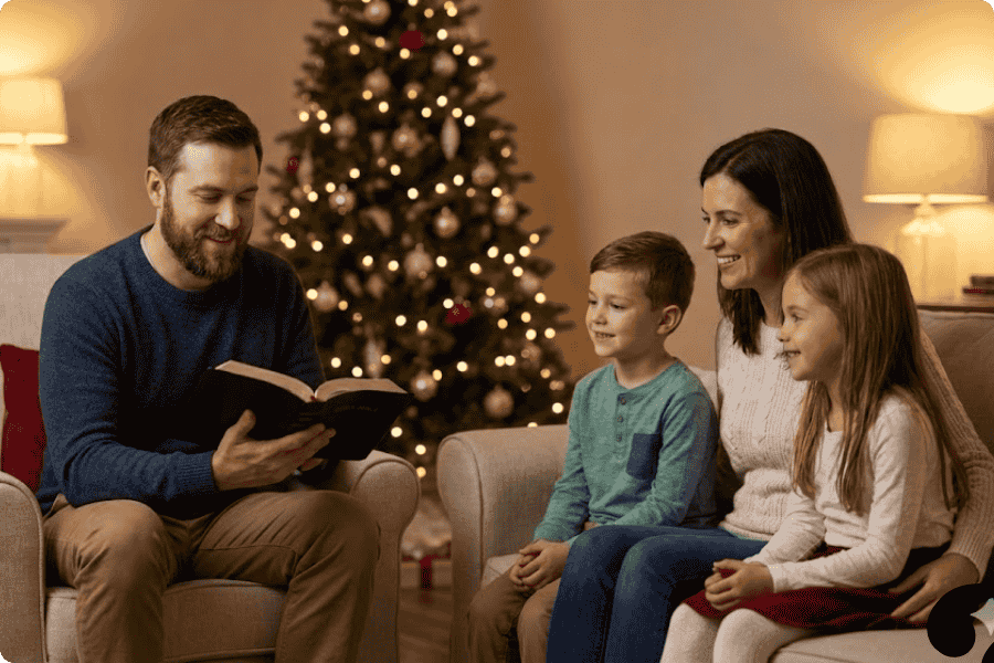 Família comemorando o Natal com a Bíblia fazendo Culto