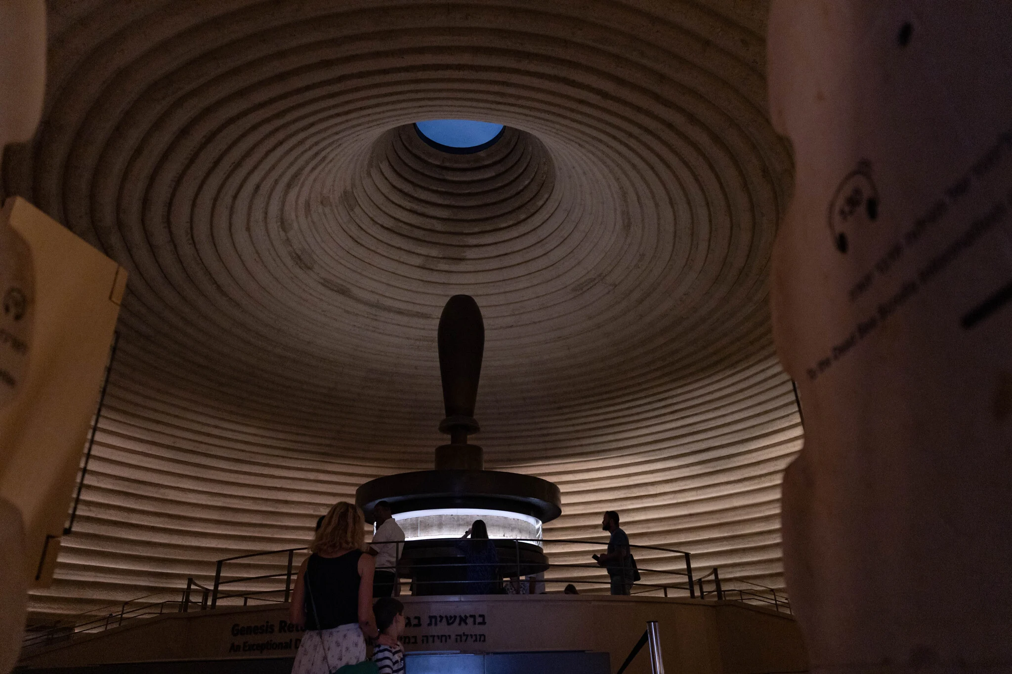 Visitantes observam fragmentos dos Manuscritos do Mar Morto